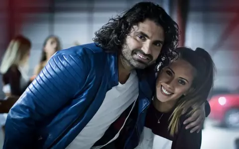 Pepe și iubita lui, Yasmine, au împodobit bradul alături de fetițele artistului