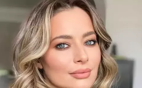 Laura Cosoi, primele imagini cu burtica de gravidă. Cum arată în costum de baie
