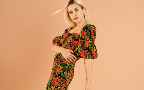Cum accesorizăm rochiile cu imprimeu floral