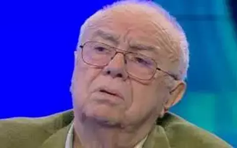 Alexandru Arșinel, ajutat de colegii de la teatru să iasă din parcare: „Nu am putut să mă țin pe picioare”