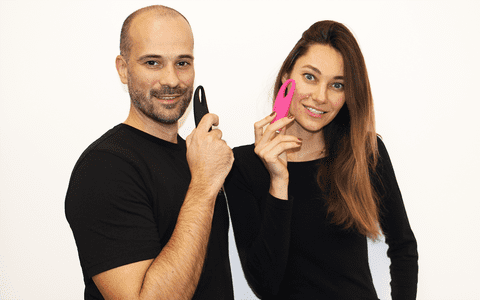 Cum să-ți pregătești tenul pentru selfie-ul perfect de folosit pe profilul de Tinder - uită de filtre, folosește dispozitivele FOREO