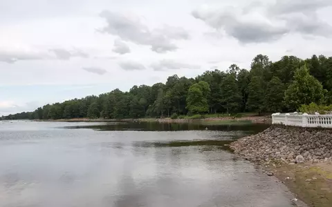 Doi copii au murit după ce tatăl lor i-a aruncat în apele unui lac de acumulare din județul Bacău. Soția: „M-a bătut, mi-a luat fata din casă și mi-a zis că e ultima oară când o văd”
