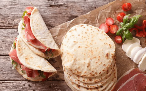 Rețetă de piadina. Lipie italiană cu prosciutto, brânză și roșii