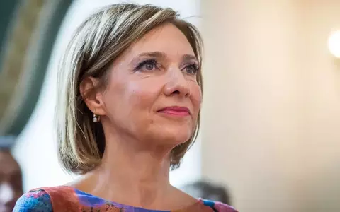 Cum s-a îmbrăcat Carmen Iohannis la balul de absolvire al elevilor săi. Prima Doamnă a purtat un accesoriu neașteptat