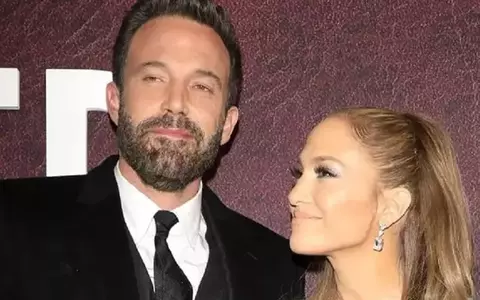 Ben Affleck, imagini virale din luna de miere cu Jennifer Lopez. Actorul a dormit cu gura căscată, în timpul unei plimbări cu barca