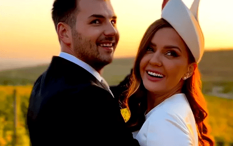 Albertina Ionescu și Constantin Opriș s-au căsătorit! Ce a purtat prezentatoarea TVR în locul rochiei de mireasă