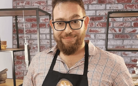 Andrei Mihalcea de la Chefi la Cuțite lucrează în restaurantul lui Cătălin Scărlătescu. Concurentul a făcut parte din echipa lui Sorin Bontea: „I-a plăcut de mine, mi-a...”