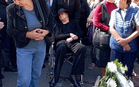 Văduva lui Alexandru Arșinel l-a condus pe maestru, pe ultimul său drum, în scaun cu rotile. Imaginile durerii