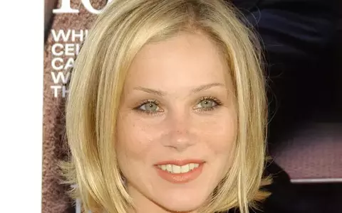 Christina Applegate s-a îngrășat 18 kilograme și merge cu baston. Actrița suferă de scleroză multiplă