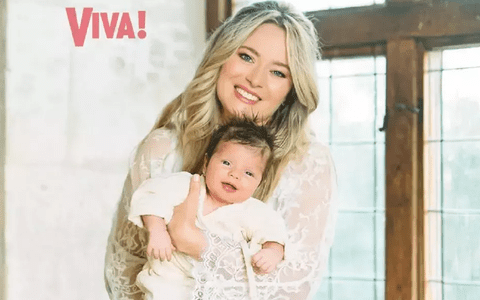 Laura Cosoi își alăptează fetița înainte de fiecare spectacol la teatru: „Mă așteaptă soțul meu sau mama mea cu ea, în brațe”