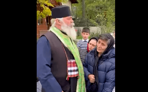 Preotul Calistrat, filmat când ceartă enoriașii că dau puțini bani la biserică: "La vrăjitoare dai o mie de lei și la mine vii cu 5 lei?"