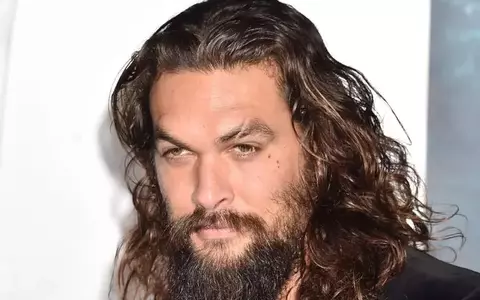 Jason Momoa s-a dezbrăcat în direct la TV: "Nu-mi mai place să port haine"