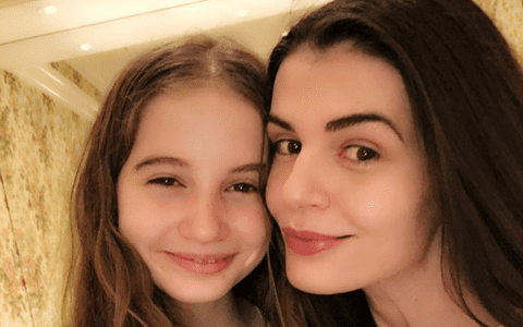Cum au fost surprinse Monica Gabor și fiica ei pe străzile din SUA. Irina Columbeanu, apariție îndrăzneață la 15 ani