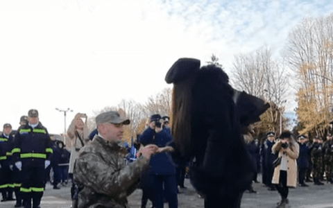Un soldat din Satu Mare și-a cerut iubita în căsătorie la Parada de 1 Decembrie. Cum a reacționat tânăra