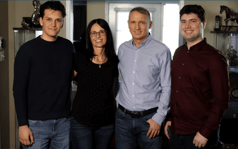 Incredibila poveste a românilor abandonați la naștere, care au descoperit la 50 de ani că sunt frați. Cum s-au regăsit gemenii Dacina și Traian: "Părea ireal"