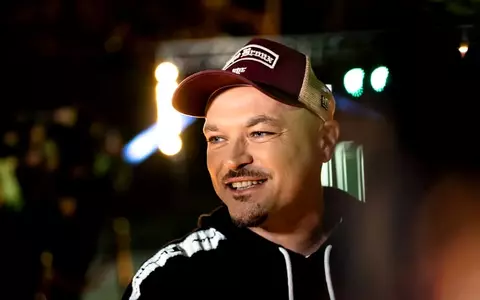 Puya și-a întrerupt concertul, după ce o fană a urcat pe scenă și a început să danseze cu el: „O vezi pe aia mică? Aia e nevastă-mea”