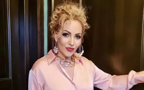 Jeni Nicolau a fost bătută de un bodyguard, la propriul spectacol. Ce a pățit artista, înainte de a urca pe scenă: "Mi-am luat și eu una!"