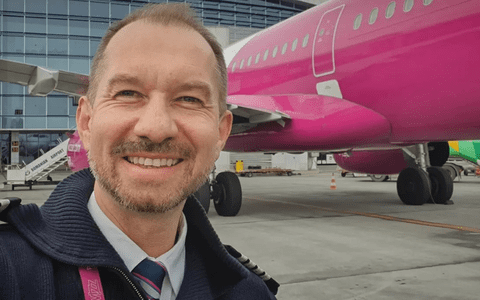 Mihai Sturzu a devenit comandant de aeronavă, la peste 10 ani de la destrămarea trupei Hi-Q: „Sunt foarte mândru”. De ce a renunțat la muzică și politică
