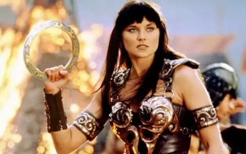 O mai ții minte pe Xena, prințesa războinică? Cum arată actrița Lucy Lawless la 55 de ani