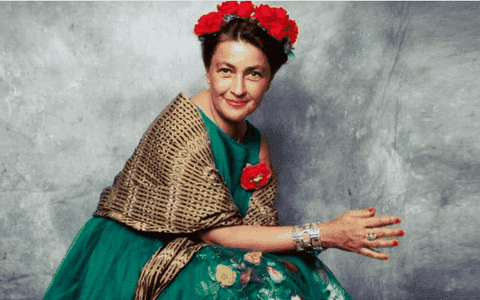 Imagini emoționante de la priveghiul Ronei Hartner. Mama artistei, vizibil îndurerată, nu se dezlipește de la căpătâiul fiicei sale / EXCLUSIV