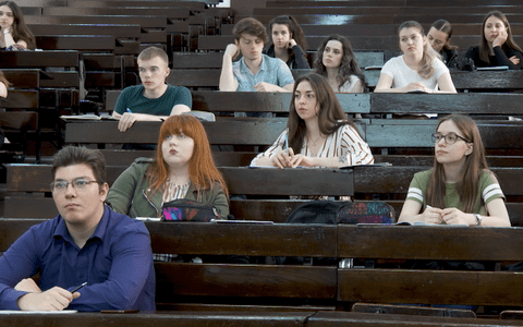 Povești care inspiră ale studenților români: Depășirea provocărilor pentru a atinge excelența