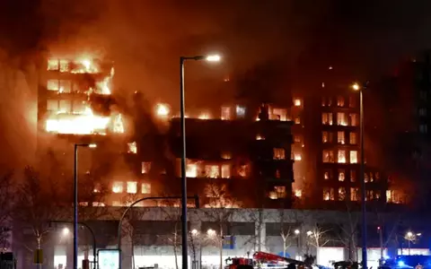 Două românce, mamă și fiică, dispărute în incendiul devastator din Valencia, în care au murit 10 oameni. Un bloc de 14 etaje a ars din temelii