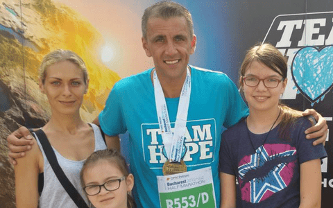 Cum arată copiii lui Cosmin Cernat. Prezentatorul show-ului "Insula de 1 milion" are două fete cu Monica Iagăr: "Cred că am fost un fel de bunic pentru copiii mei"