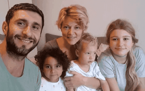 Cum arată acum Roxana India, fetița adoptată de Dana Nălbaru și Dragoș Bucur pe când avea 5 ani: "Nu îi cunosc părinţii, nu ştiu cine sunt" / Fetița are 11 ani