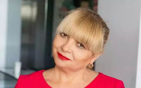 „Mi-am dat seama că singura șansă ca să nu ajung ca mama era să învăț. M-a lăsat să-mi caut singură drumul”. Cum și-a descoperit Nuami Dinescu vocația pentru actorie, în liceu