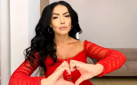 Ce bea Andreea Mantea în fiecare dimineață pentru hidratare și slăbit: "Mă mai trezesc cu tot felul de iritații, alergii, probleme, dar nu mă interesează, vreau să le experimentez pe toate pe pielea mea"
