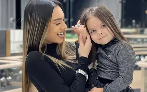 De ce a decis Karmen Minune să nu-și înscrie momentan fetița la școală: "Mi-a fost milă de ea...". Sofia repetă grupa mare