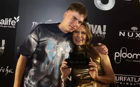 Romanița Iovan a împlinit 60 de ani, iar fiul ei, Albert, 18 ani: ”Ne serbăm împreună. El este născut în aceeași zi cu mine și...”. Cum i-a surprins iubitul creatoarei de modă, în Grecia / EXCLUSIV