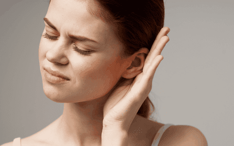 Țiuitul în Urechi: Cauze, Simptome și Soluții