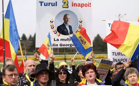 Călin Georgescu a semnat controlul judiciar chiar de ziua lui, la Poliție, în timp ce susținătorii îl sărbătoresc la protest. Au venit cu steaguri, pancarte și scandează "Turul 2 înapoi"