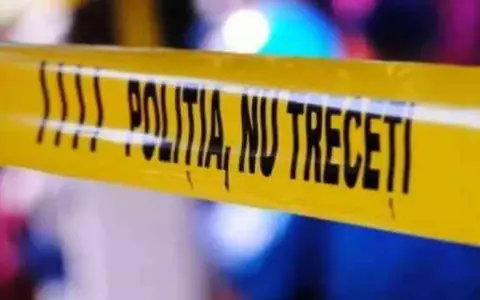 Un copil de 3 ani a murit după ce a căzut de la etajul al șaptelea al unui bloc din Giurgiu. Se afla în locuință cu bunica sa, care l-a lăsat nesupravegheat