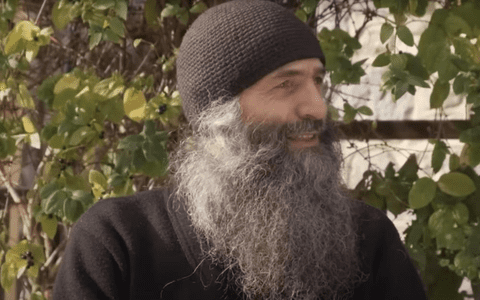 Cine este Părintele Pimen Vlad. E starețul unuia dintre cele mai vechi și respectate așezăminte din Sfântul Munte Athos și a scris mai multe cărți