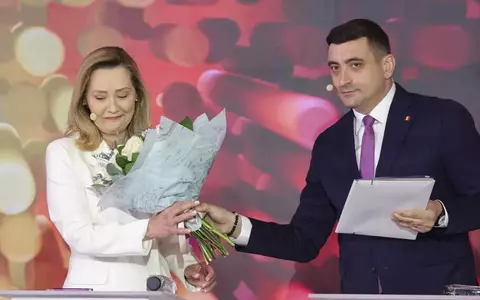 Ce simbolizează florile pe care George Simion i le-a oferit Elenei Lasconi, la dezbaterea de la Digi 24. Strategia de imagine a liderului AUR