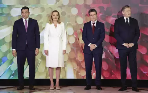 Ce nu s-a difuzat în timpul dezbaterii electorale de la Digi 24. George Simion a discutat cu Crin Antonescu, dar a fost ignorat de Nicușor Dan / Elena Lasconi, aprobată de soția unui rival