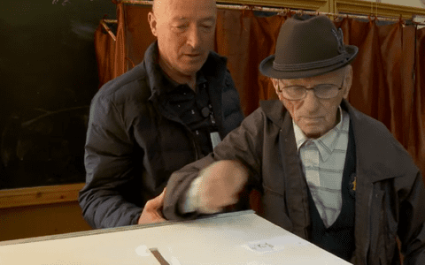 El este Gică Baciu, românul în vârstă de 103 ani care a votat la prezidențiale, azi: "Întotdeauna am votat pentru țară, să fim liberi. Poate vom brodi vreun președinte mai bun"