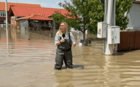 O jurnalistă România TV, la un pas de tragedie după ce a căzut într-un șanț adânc, în timp ce transmitea, în direct, de la inundații: "Totul era acoperit de apă murdară"/ VIDEO