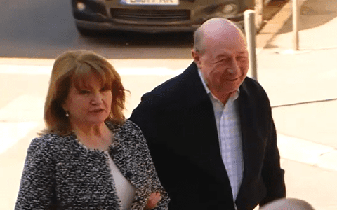 Traian Băsescu a votat la alegerile prezidențiale, alături de soția lui, Maria Băsescu: "Este un vot crucial, e o zi decisivă. Suntem la răscruce, cu opţiuni clare către vest sau către est"