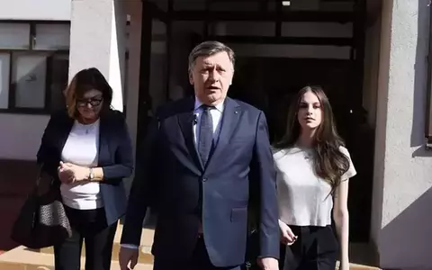 Fiica lui Crin Antonescu, apariție surpriză în ziua alegerilor, la vot, alături de tatăl ei și de Adina Vălean: "Dacă va câștiga, mă voi întoarce în țară" / Ce a transmis soția politicianului