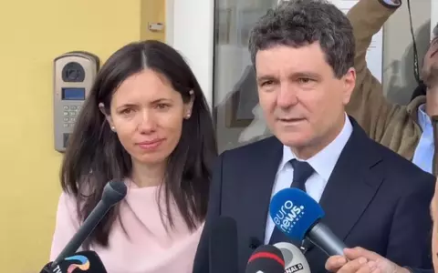Nicușor Dan a votat în Făgăraș, orașul natal: "E un punct de cotitură. Sunt alegeri foarte importante". Cât costă ținuta purtată de soția lui, Mirabela Grădinaru: rochie semnată de Andreea Raicu și geantă de la Cristina Bâtlan