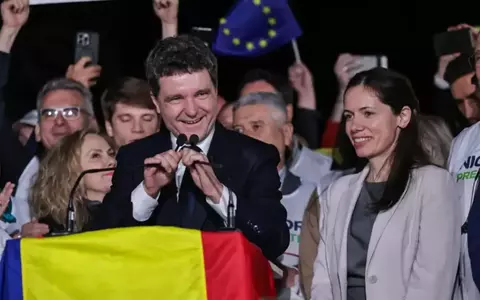 Ce cuvânt i-a șoptit Mirabela Grădinaru la ureche lui Nicușor Dan, când își anunța victoria în alegeri. Gestul discret prin care și-a asumat rolul de Primă Doamnă