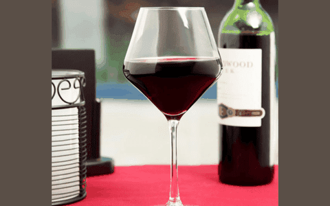 Pahare de vin elegante: Cum să adaugi un plus de stil meselor tale