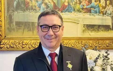 Victor Ponta, primul mesaj în ziua alegerilor: "Îmi doresc ca noi toți, împreună, să fim din nou Coloana Infinitului"/ S-a filmat la Masa Tăcerii a lui Brâncuși din Târgu-Jiu