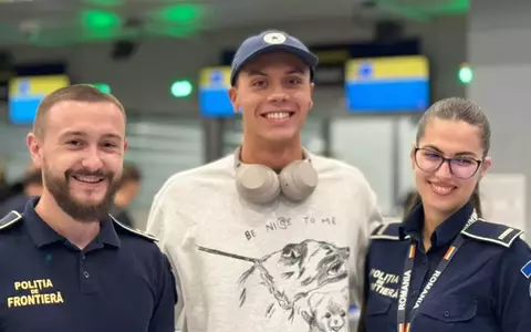 Cât costă hanoracul purtat de David Popovici la sosirea în România, după aurul mondial din Singapore. Mesajul emoționant: „Fii drăguț cu mine, te rog”