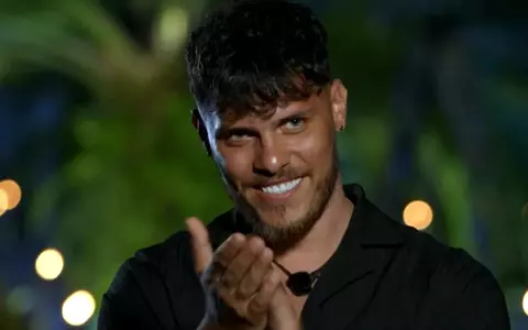 Andrei Lemnaru își ia revanșa după infidelitatea Ellei Vișan, la bonfire-ul final. Cu ce ispită de la Insula Iubirii ar întreține relații intime în fața camerelor de filmat