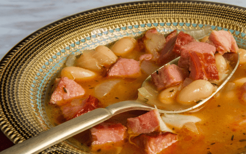 Rețetă de ciorbă ardelenească de fasole cu afumătură