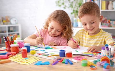 Cum să stimulezi creativitatea copiilor cu articole Art & Craft de la Atelierul Familiei